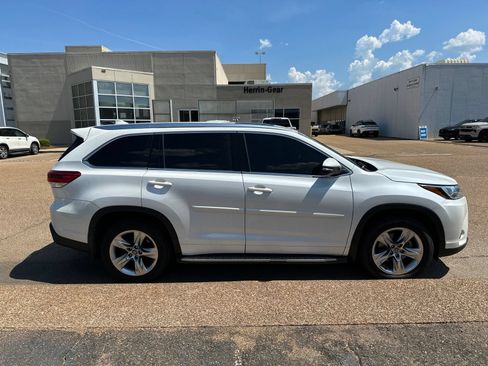 Used 2018 Toyota Highlander Limited FWD image 6