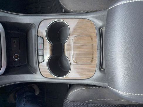 Used 2021 GMC Acadia SLE FWD image 13