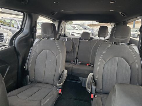 Used 2020 Chrysler Pacifica Touring w/ Advanced Safetytec Group image 24