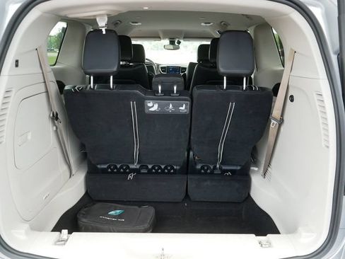 Used 2017 Chrysler Pacifica Premium FWD image 20