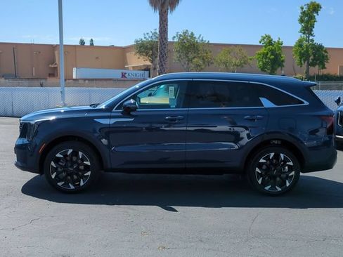 Certified 2025 Kia Sorento EX w/ Panoramic Sunroof Package AWD/4WD image 6