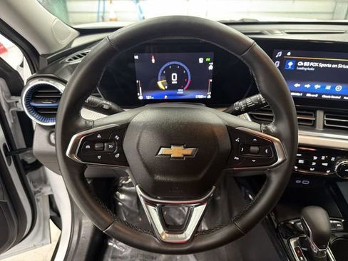 Certified 2025 Chevrolet Trax LT w/ LT Convenience Package FWD image 27