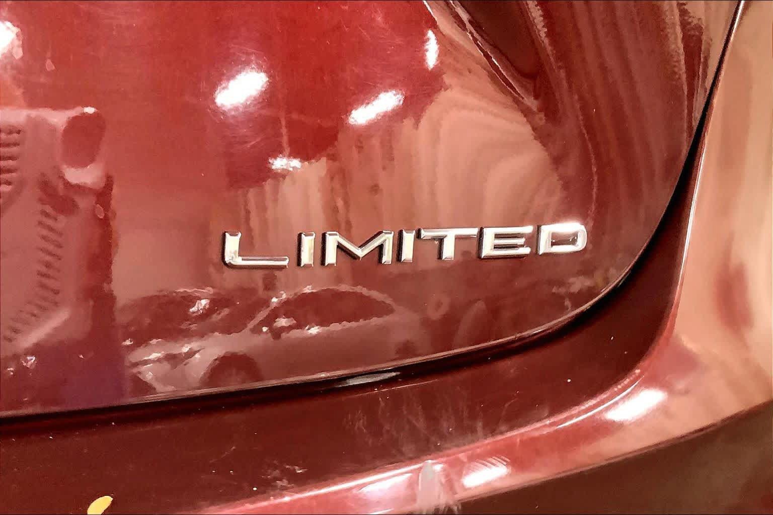 Used 2015 Toyota Avalon Limited FWD image 10