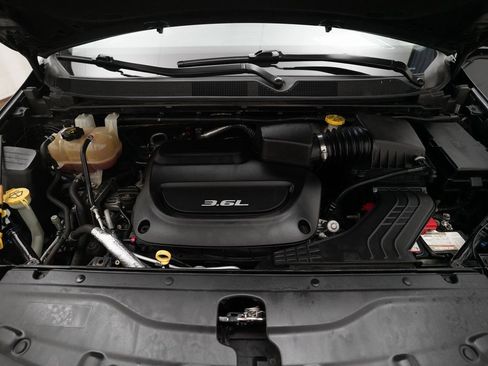 Used 2018 Chrysler Pacifica Touring-L w/ Tire & Wheel Group image 3