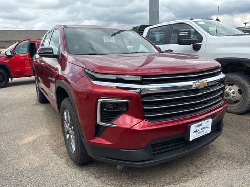 Used 2025 Chevrolet Traverse LT w/ Driver Confidence Package FWD image 2