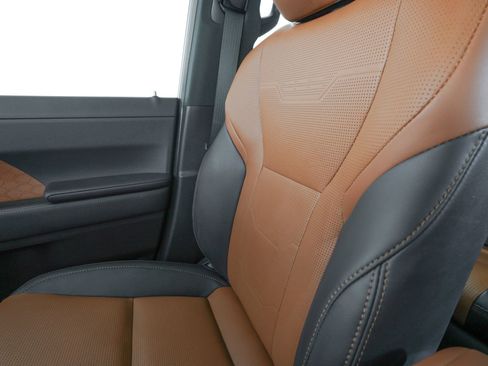 Used 2025 Lexus GX 550 w/ Accessory Package (Z1) image 32