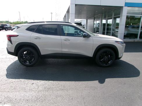 New 2026 Chevrolet Trax ACTIV FWD image 2