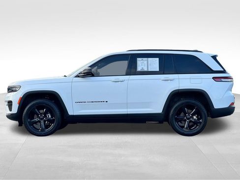 Used 2023 Jeep Grand Cherokee Altitude AWD/4WD image 4