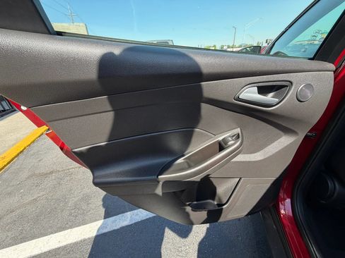 Used 2017 Ford Focus SEL w/ Cold Weather Package FWD image 19