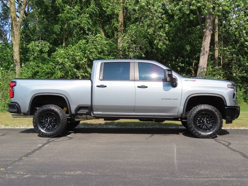 Used 2024 Chevrolet Silverado 2500 ZR2 w/ Technology Package AWD/4WD image 2