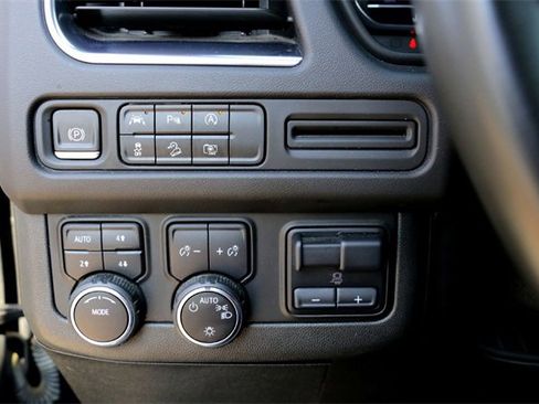 Used 2023 Chevrolet Tahoe Z71 w/ Luxury Package image 20