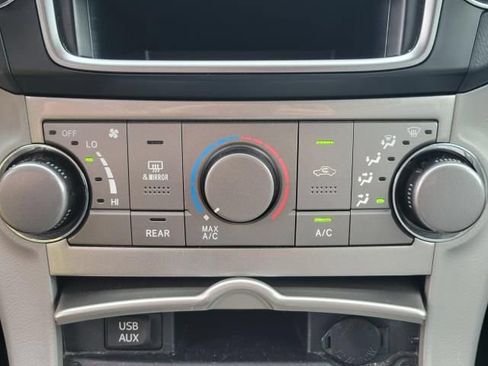 Used 2013 Toyota Highlander FWD w/ Cold Weather Pkg image 29