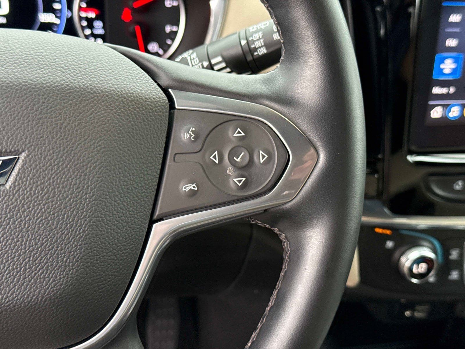 Used 2023 Chevrolet Traverse Premier FWD image 31