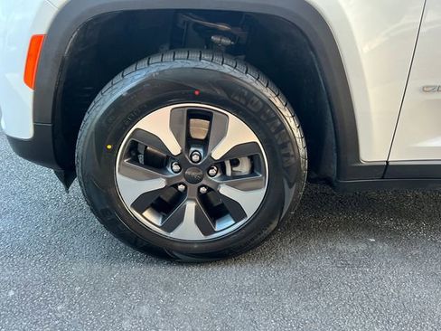 Used 2022 Jeep Grand Cherokee Limited 4xe image 10