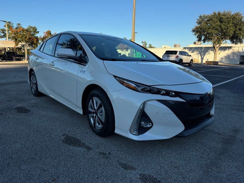 Used 2017 Toyota Prius Prime Advanced image 11