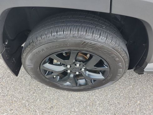 Used 2022 Toyota RAV4 LE AWD/4WD image 4