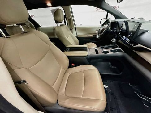 Used 2022 Toyota Sienna XLE FWD image 28