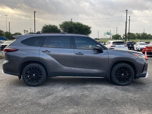 Used 2024 Toyota Highlander XSE FWD image 3