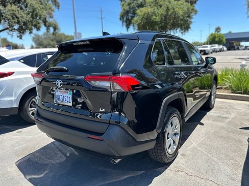 Used 2021 Toyota RAV4 LE FWD image 5