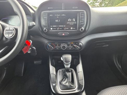 Used 2025 Kia Soul LX w/ LX Technology Package FWD image 15