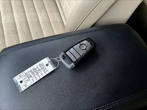 Used 2019 Ford Edge SEL image 32