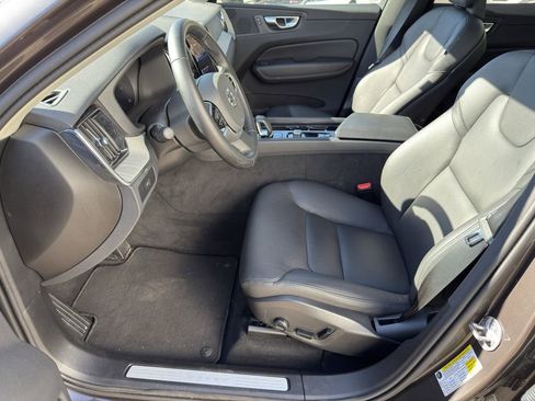 Used 2025 Volvo XC60 B5 Plus image 9