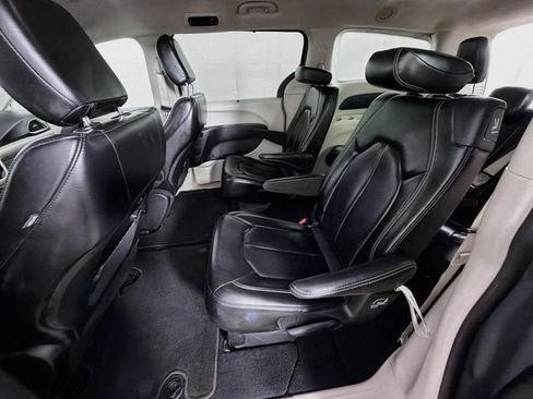Used 2023 Chrysler Pacifica Touring-L FWD image 23