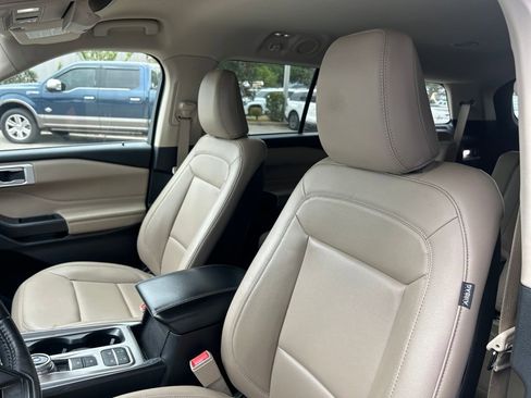 Used 2020 Ford Explorer XLT w/ Equipment Group 202A image 8