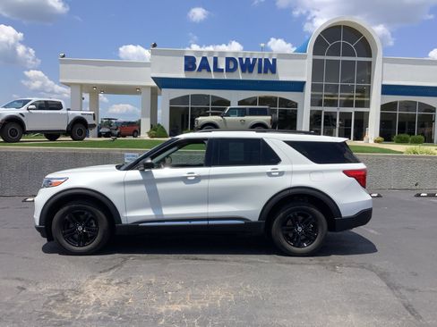 Used 2022 Ford Explorer XLT image 4