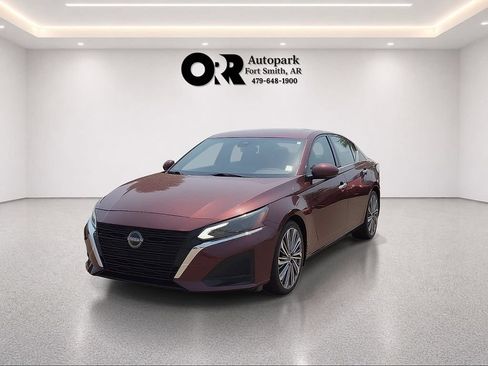 Used 2024 Nissan Altima 2.5 SL FWD image 2