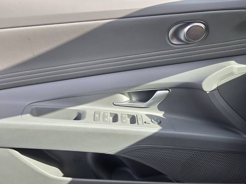 Certified 2025 Hyundai Elantra SEL FWD image 30