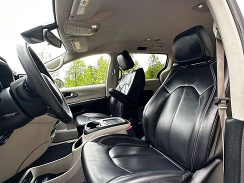 Used 2023 Chrysler Pacifica Touring-L FWD image 11