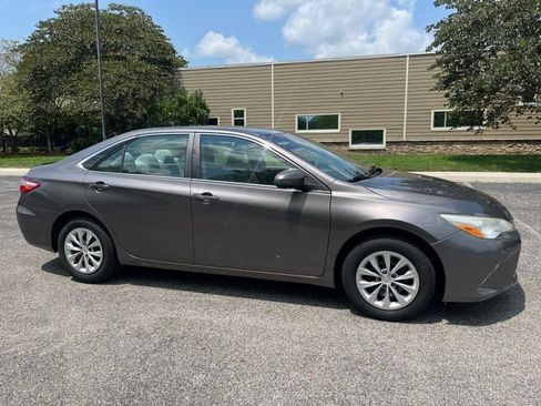 Used 2017 Toyota Camry LE FWD image 12