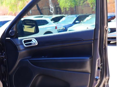 Used 2020 Jeep Grand Cherokee Laredo w/ 18" Wheel & 8.4" Radio Group AWD/4WD image 29