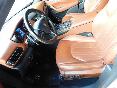 Used 2017 Maserati Levante w/ Luxury Package image 8