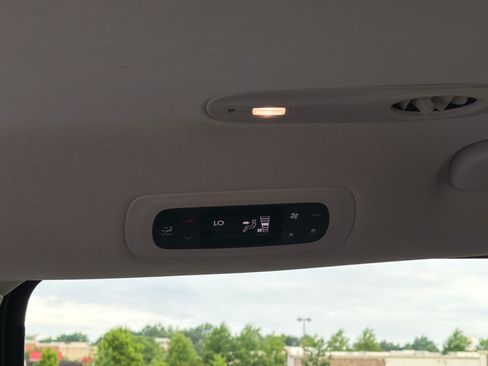 Used 2021 Chrysler Pacifica Touring-L FWD image 28