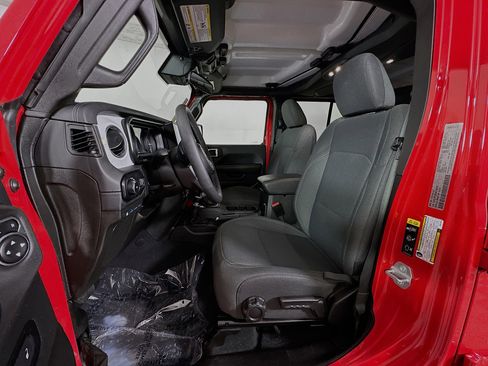 Used 2025 Jeep Wrangler Sahara image 12