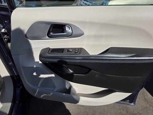 Used 2018 Chrysler Pacifica Touring Plus FWD image 12