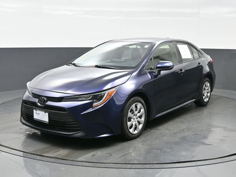 Used 2023 Toyota Corolla LE image 2