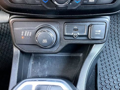 Used 2020 Jeep Renegade Latitude w/ Popular Equipment Group AWD/4WD image 15