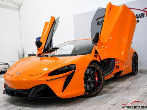 Used 2023 McLaren Artura RWD image 8