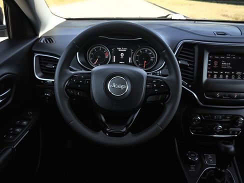 Used 2020 Jeep Cherokee Latitude Plus image 8