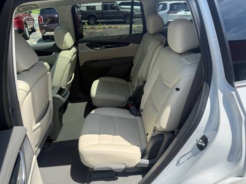 Used 2022 Cadillac XT6 Premium Luxury w/ Technology Package FWD image 7