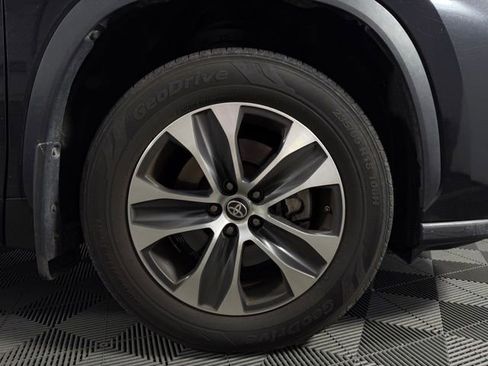 Used 2023 Toyota Highlander XLE AWD/4WD image 12