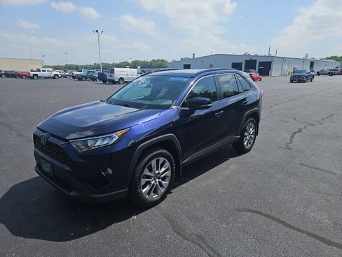 Used 2020 Toyota RAV4 XLE Premium AWD/4WD image 3