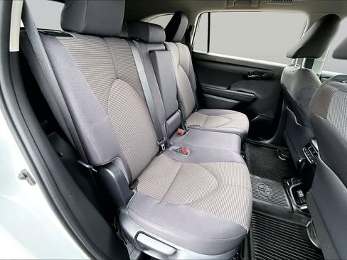 Used 2023 Toyota Highlander LE FWD image 19