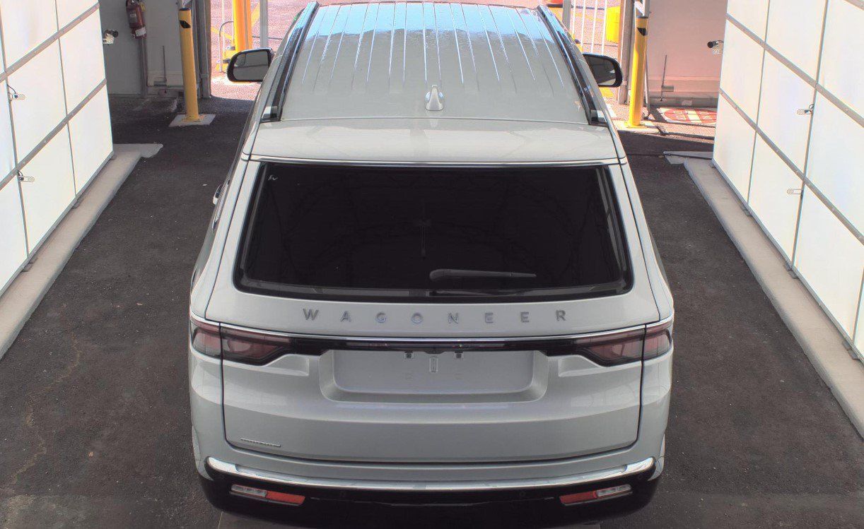 Used 2023 Jeep Wagoneer 4WD image 5