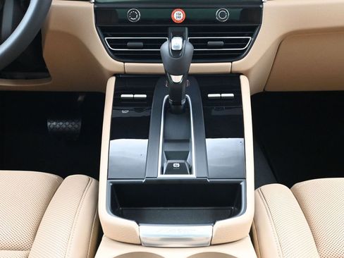 Used 2026 Porsche Macan AWD/4WD image 10