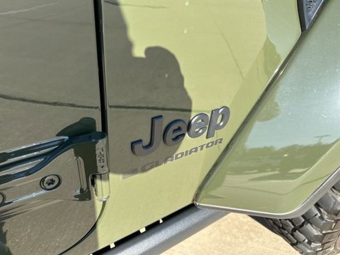Used 2023 Jeep Gladiator Willys image 11