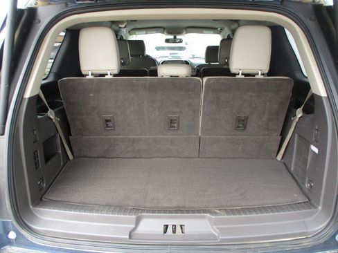 Used 2019 Ford Expedition XLT w/ Equipment Group 202A AWD/4WD image 8